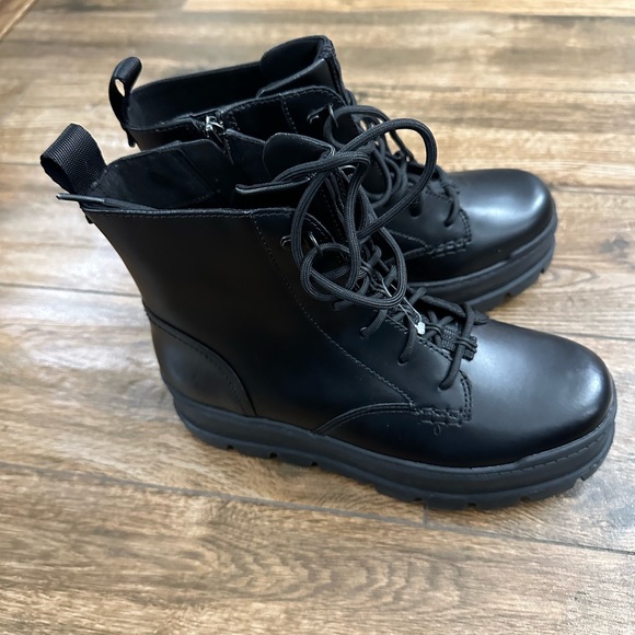 UGG Sidnee Boot 8 UGG SIDNEE WATERPROOF LEATHER COMBAT ANKLE BOOTS 8 - Picture 9 of 10